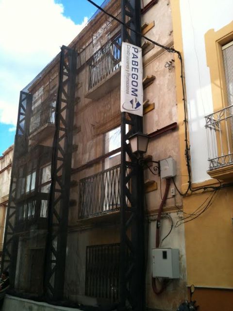 Inician la reconstrucción de otro edificio de viviendas protegido por el PEPRI y que fue demolido por los seísmos de Lorca respetando la fachada