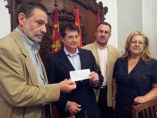 La Federación de Caza de la Región de Murcia entrega 3.000 euros a la Mesa Solidaria para ayudar a los damnificados por los seísmos y las inundaciones