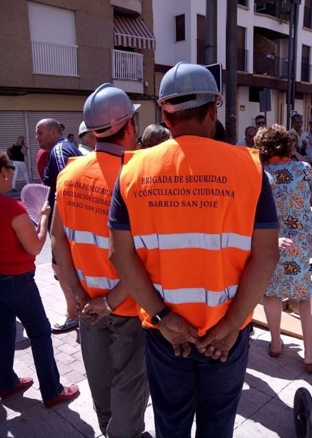 Una brigada de vigilancia facilita la accesibilidad en todas las calles del barrio de San José en Lorca durante las obras de renovación