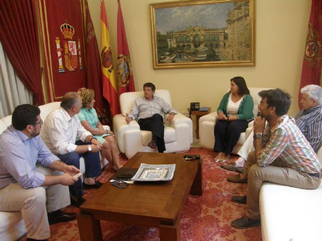 El Alcalde de Lorca recibe a los representantes de la nueva Junta Directiva del Paso Blanco