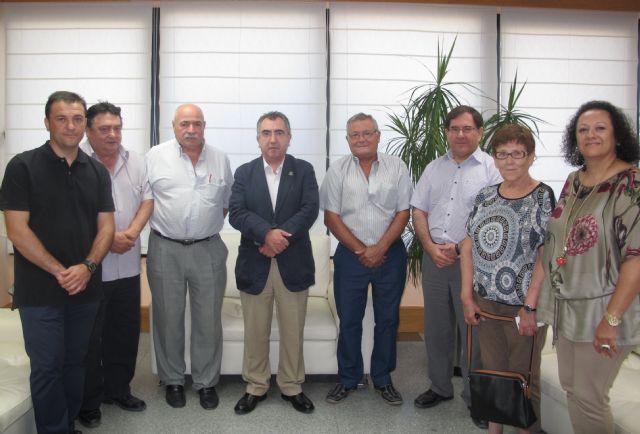 El consejero Manuel Campos recibe a vecinos del Edificio Virgen de Belén de Lorca