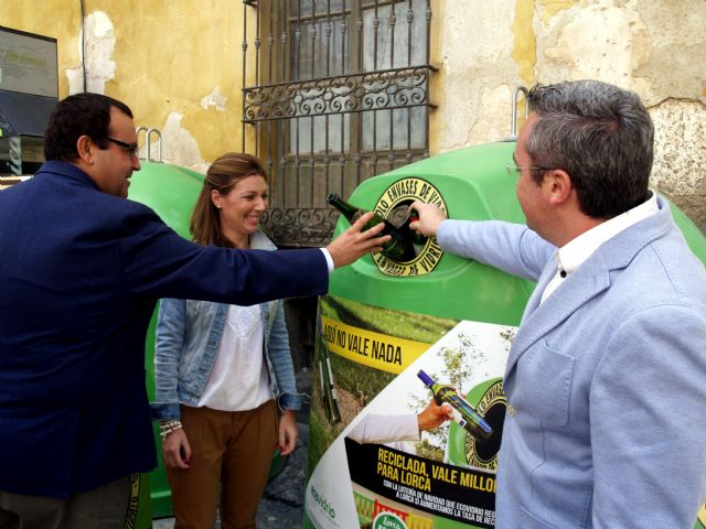 El Ayuntamiento de Lorca y Ecovidrio empiezan hoy la recogida de vidrio a favor de la Mesa Solidaria