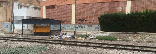 Cabrera (UPyD) denuncia la acumulación de basura en la zona de las alamedas y la estación de tren de Lorca