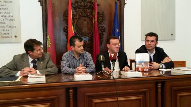 El Ayuntamiento de Lorca acoge la presentación del libro 'Tratado de Contabilidad Pública Local' elaborado por Bernardino Benito y Juan Martín Atenza