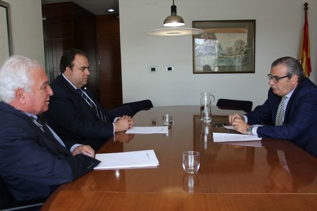 Reunión del consejero de Economía y Hacienda con los responsables de la Cámara de Comercio de Lorca