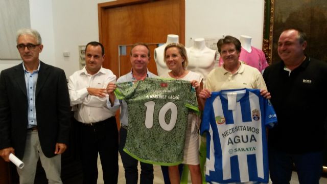El equipo de fútbol La Hoya Lorca se solidariza con el sector primario poniendo en sus camisetas 'Necesitamos agua'