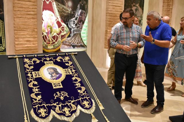 El taller de bordados del Paso Azul finaliza el Estandarte de Jesús Nazareno que desfilará en la popular 'Procesión de las Mortajas'