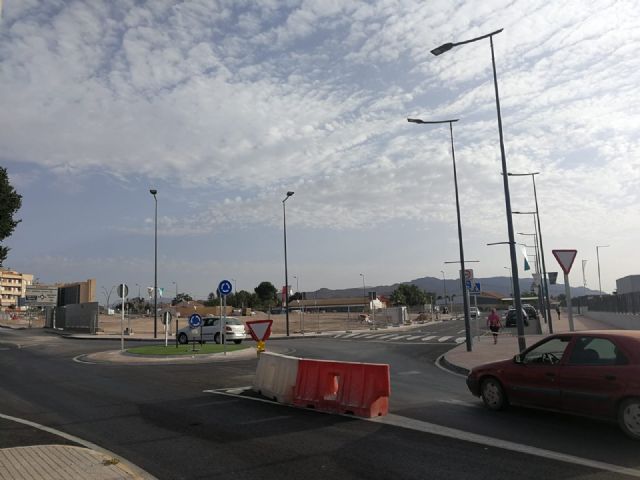 El Ayuntamiento de Lorca estudia medidas para evitar problemas de tráfico en la rotonda del nuevo centro educativo de la Carretera de Águilas