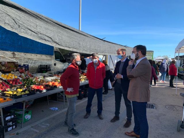 El alcalde de Lorca anima a los vecinos y vecinas a comprar en el mercado semanal del Huerto de la Rueda en el que se garantiza el correcto cumplimiento de las medidas sanitarias