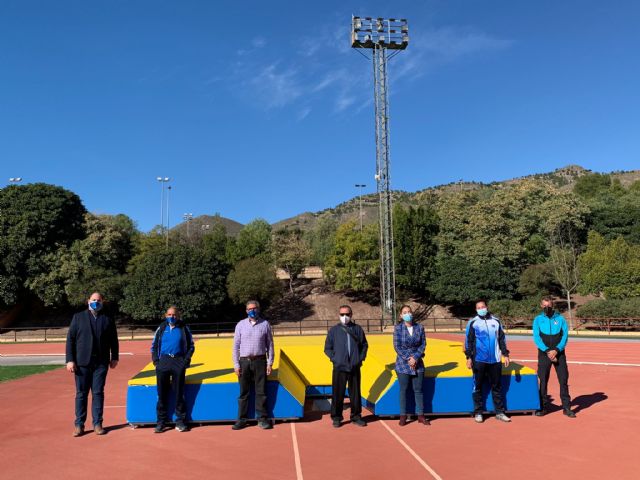 La Concejalía de Deportes adquiere una colchoneta de pértiga con la que Lorca podrá optar a acoger competiciones nacionales e internacionales