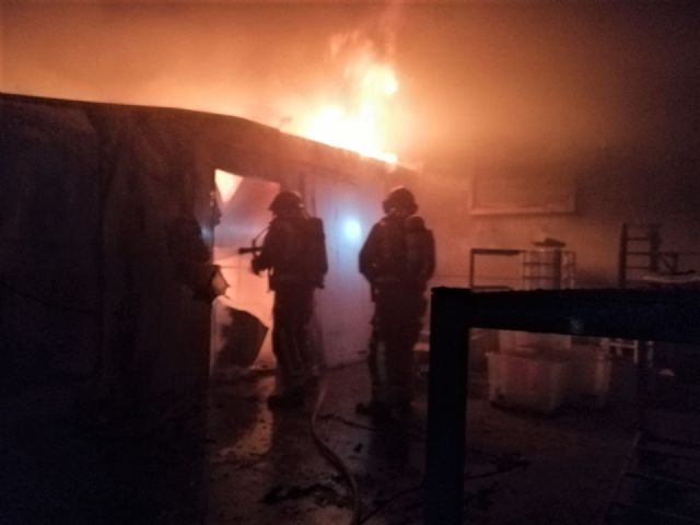 Incendio en una nave industrial de Lorca