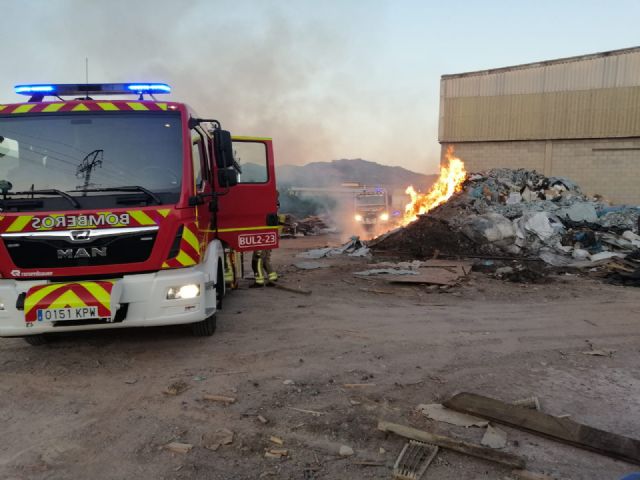 Incendio de restos de pieles y curtidos de una fábrica abandonada en Lorca