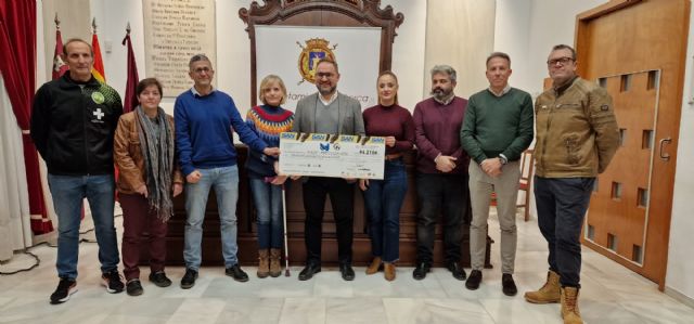 El Ayuntamiento entrega a la Asociación de Fibromialgia de Lorca, a través del #RetoYoSiPuedo, un cheque con los 6.210 euros recaudados en la IX Carrera San Silvestre