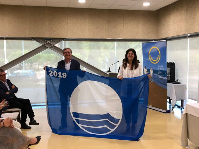 La Fundación para la Educación Medioambiental entrega a la Cala de Calnegre la Bandera Azul, la cual reconoce el excepcional estado de las playas lorquinas