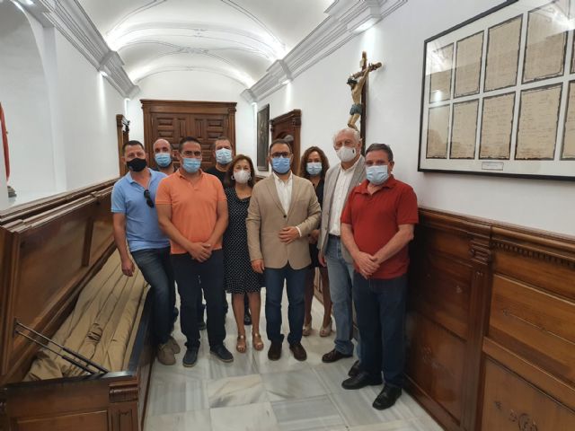 El alcalde de Lorca visita los trabajos en el pasillo del lado del Evangelio de la capilla del Rosario