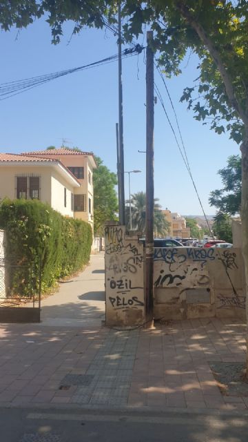 Los requerimientos del Ayuntamiento de Lorca consiguen la retirada de cinco postes de telefonía en el barrio de San José y Las Alamedas