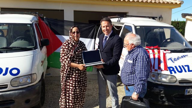 El Ayuntamiento dona dos furgonetas del parque móvil municipal a la Asociación de Amigos del Pueblo Saharaui, que prestarán servicio en los campamentos del Sahel