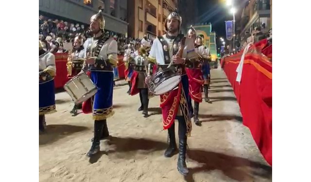 El Paso Blanco de Lorca muestra su apoyo a Ucrania al ritmo del 'Va, pensiero' durante su procesión