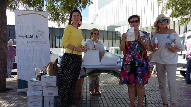 El Ayuntamiento de Lorca y la AECC reparten 200 muestras de crema solar y 300 botellines de agua