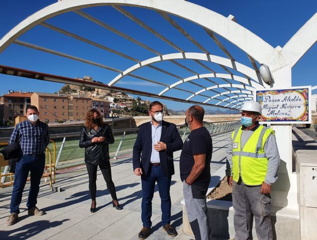 El Ayuntamiento de Lorca continúa con los trabajos de acondicionamiento y mejora de la Pasarela Alcalde Miguel Navarro