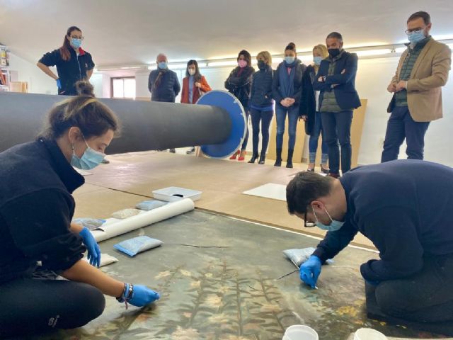 Continúan los trabajos para la restauración del lienzo del techo del salón de baile del Casino de Lorca y devolverle su esplendor original