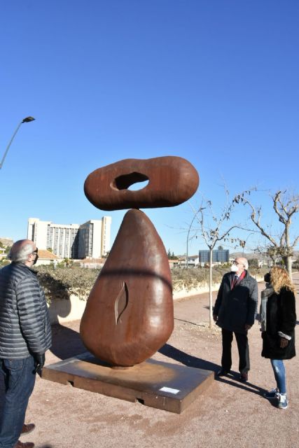 Lorca ya disfruta de la exposición 'Esculturas Monumentales en la calle' del artista asturiano Juan Méjica