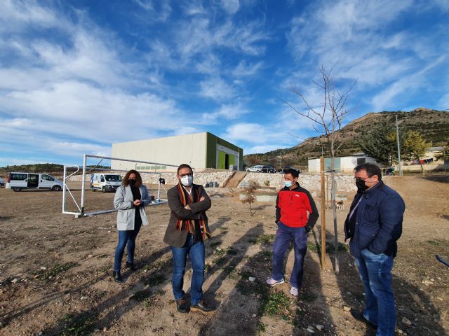 El alcalde de Lorca supervisa los trabajos de creación del jardín botánico en Zarzadilla de Totana
