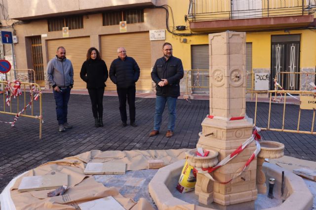 El alcalde de Lorca visita los trabajos de remodelación de la Placeta de Alcolea y la recuperación de su histórica fuente