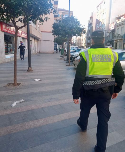 El Ayuntamiento realiza, desde hace unas semanas, un refuerzo peatonal con agentes en la zona de San Cristóbal para dar más visibilidad al servicio de Policía Local