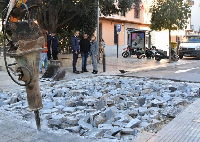 Comienza la reparación del pavimento dañado de la calzada en la puerta de la Casa de Guevara de Lorca