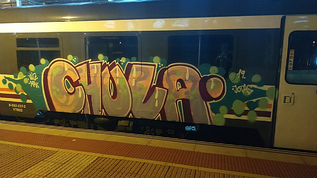 Identificadas tres personas por realizar grafitis en varios vagones de tren en la Estación de Sutullena de Lorca