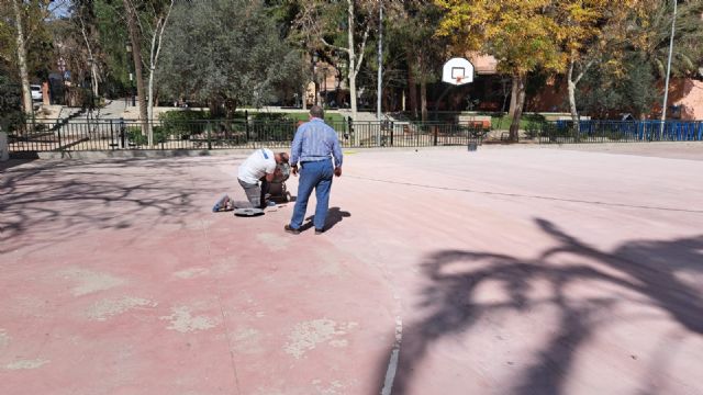 La Concejalía de Deportes inicia los trabajos de mejora de la pista polideportiva exterior situada en el parque de La Viña