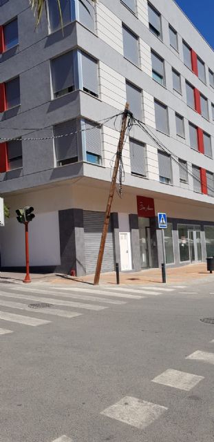 El PSOE exige la retirada de todos los postes de madera provisionales que sustentan el cableado en el barrio de La Viña