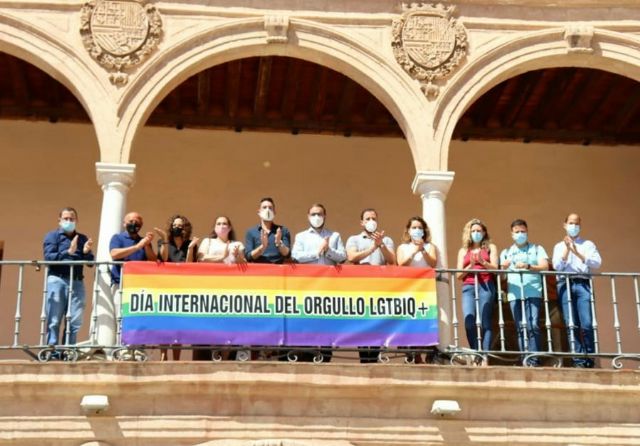 La bandera arcoíris ondea ya en el balcón del Ayuntamiento de Lorca