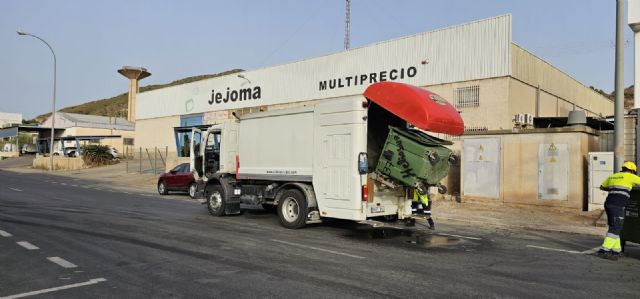 La 'Operación Deshollino' de Lorca suma un camión 'lavacontenedores'