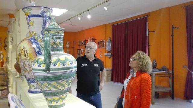 La directora general de Comercio visita el taller artesano del alfarero Juan Lario en Lorca