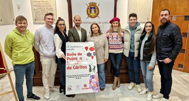 El Ayuntamiento de Lorca colabora con la sección juvenil de Coros y Danzas Virgen de las Huertas en la celebración del 'Baile de Pujas a Beneficio de Cáritas'