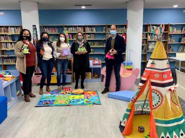 El Ayuntamiento de Lorca pone en marcha la 'Bebeteca' una sección en la Biblioteca Infantil destinada al primer contacto con la lectura de niños y niñas de 0 a 3 años
