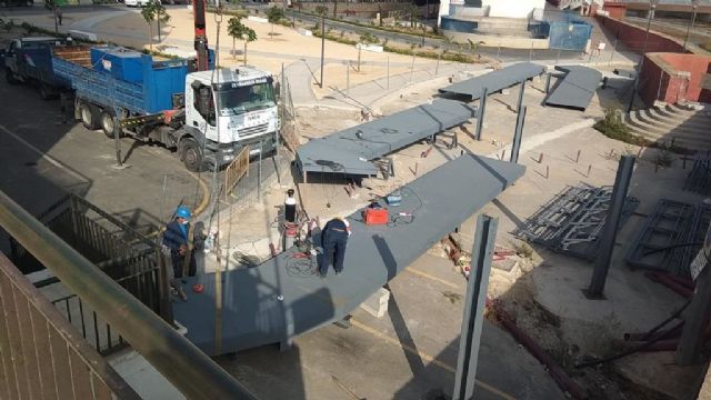 La Comunidad comienza la instalación de la pasarela peatonal que comunica el puente de Juan Carlos I con la plaza Santa Clara de Lorca