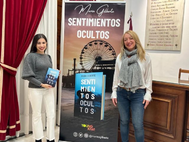 La joven escritora lorquina María Gilberte presenta su primera novela 'Sentimientos ocultos'