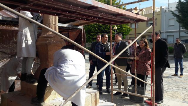 El taller municipal de conservación del patrimonio inicia los trabajos en la Plaza del Rey Sabio para restituir la popular Cruz de Humilladero frente a la iglesia patronal