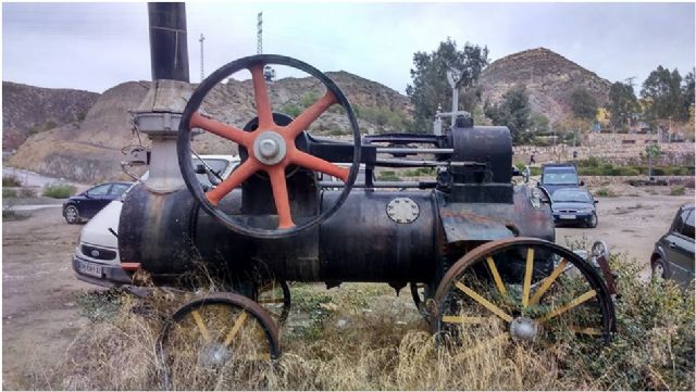 El PSOE pide que la locomóvil de vapor abandonada junto al Campus se restaure e instale en la rotonda de la Media Luna en San Diego