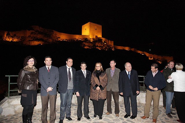 La directora general de Turismo, Marina García (centro), junto al alcalde de Lorca, Francisco Jódar, durante la inauguración de la iluminación del castillo