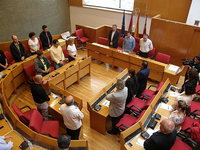 Foto del minuto de silencio realizado por el Pleno del Ayuntamiento de Lorca en recuerdo a los fallecidos por las inundaciones de ayer