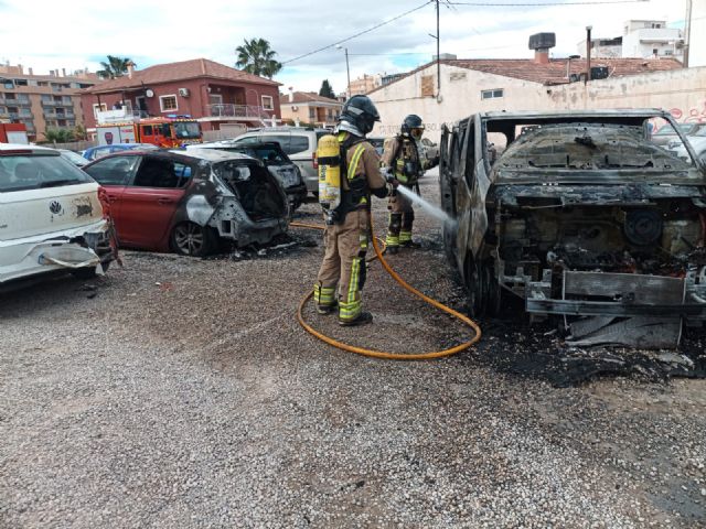 Incendio de una furgoneta en un descampado en camino Marín en Lorca