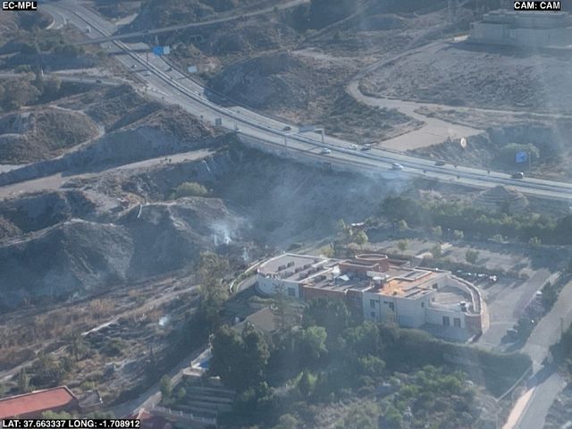 Servicios de emergencias extinguen un incendio de cañas y matorral en Lorca
