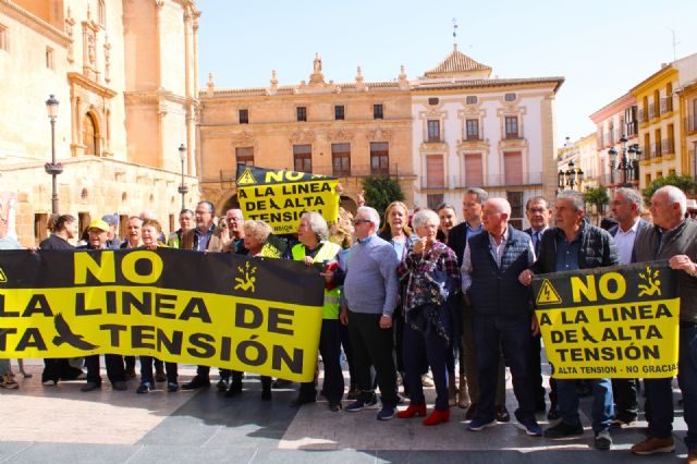 El alcalde de Lorca muestra su apoyo a los vecinos afectados por la línea de alta tensión Hinojar-Aguaderas