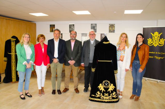 La Hermandad de la Curia amplía su patrimonio artístico con una nueva túnica bordada en terciopelo negro y oro