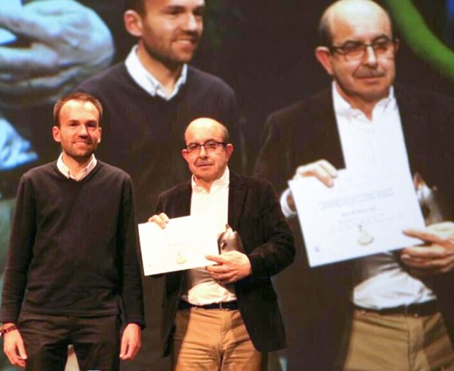 El director comercial de Aquadeus, Julián Garre, recoge el premio en la XXV Gala del Deporte de Lorca