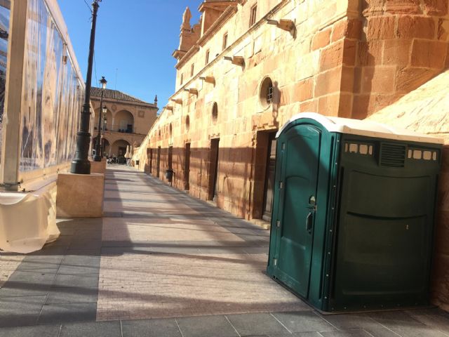 Instalan ocho aseos portátiles en las inmediaciones de la Plaza de España y de la Calle Álamo